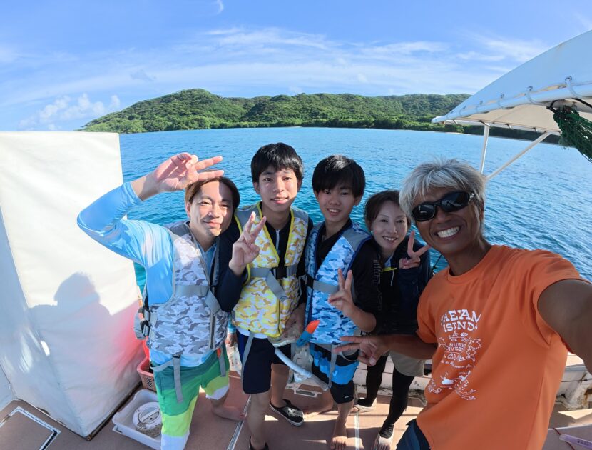 青い海でシュノーケリング
