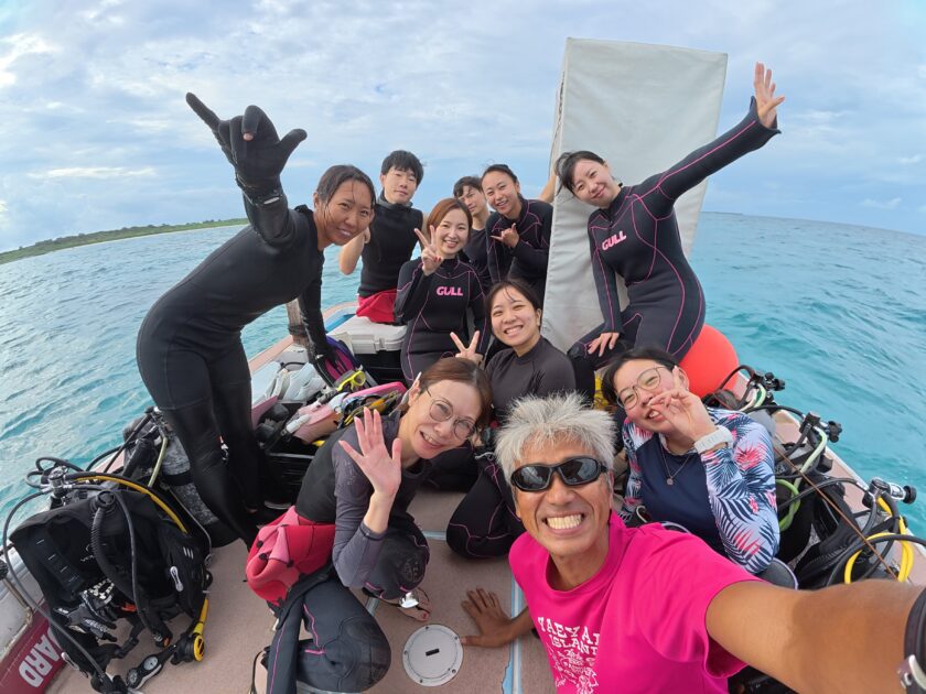 赤いドット柄の