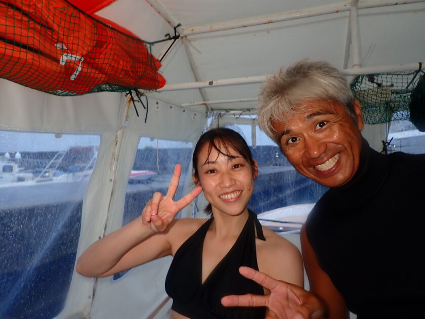 幼魚がヒラヒラ泳いで