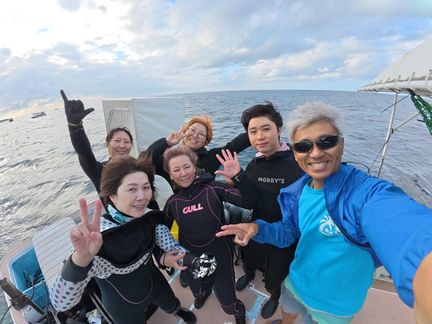 マンタの白いお腹とブルーの海で