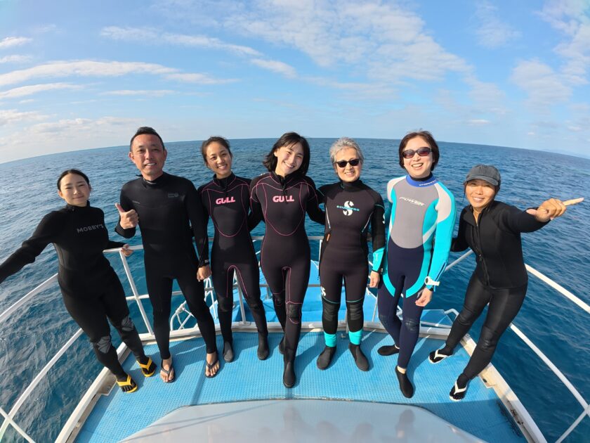 ダイバーの真上にマンタ